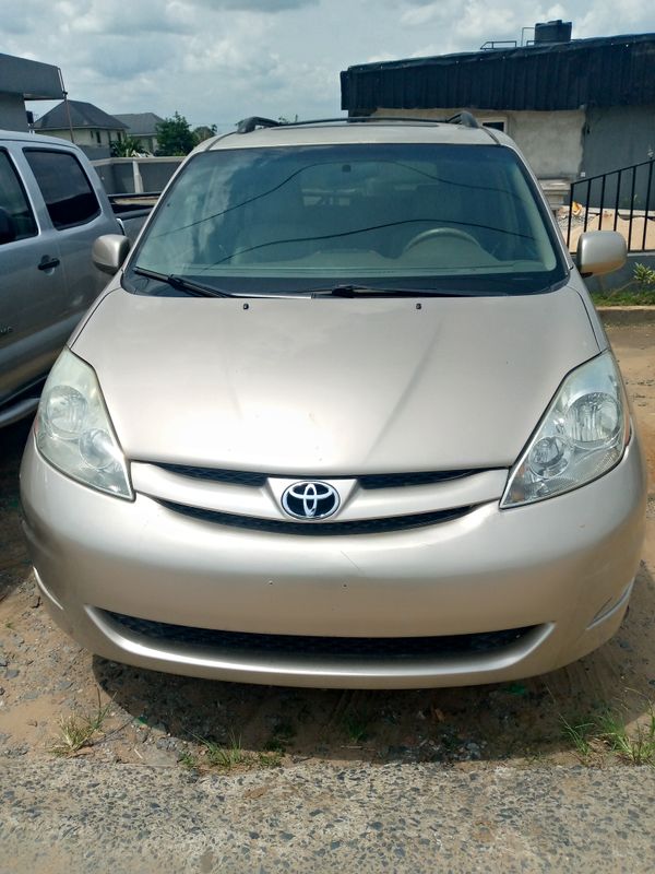 Main image of 2006 Toyota Sienna